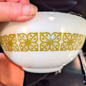 Verde green vintage Pyrex Cinderella bowl